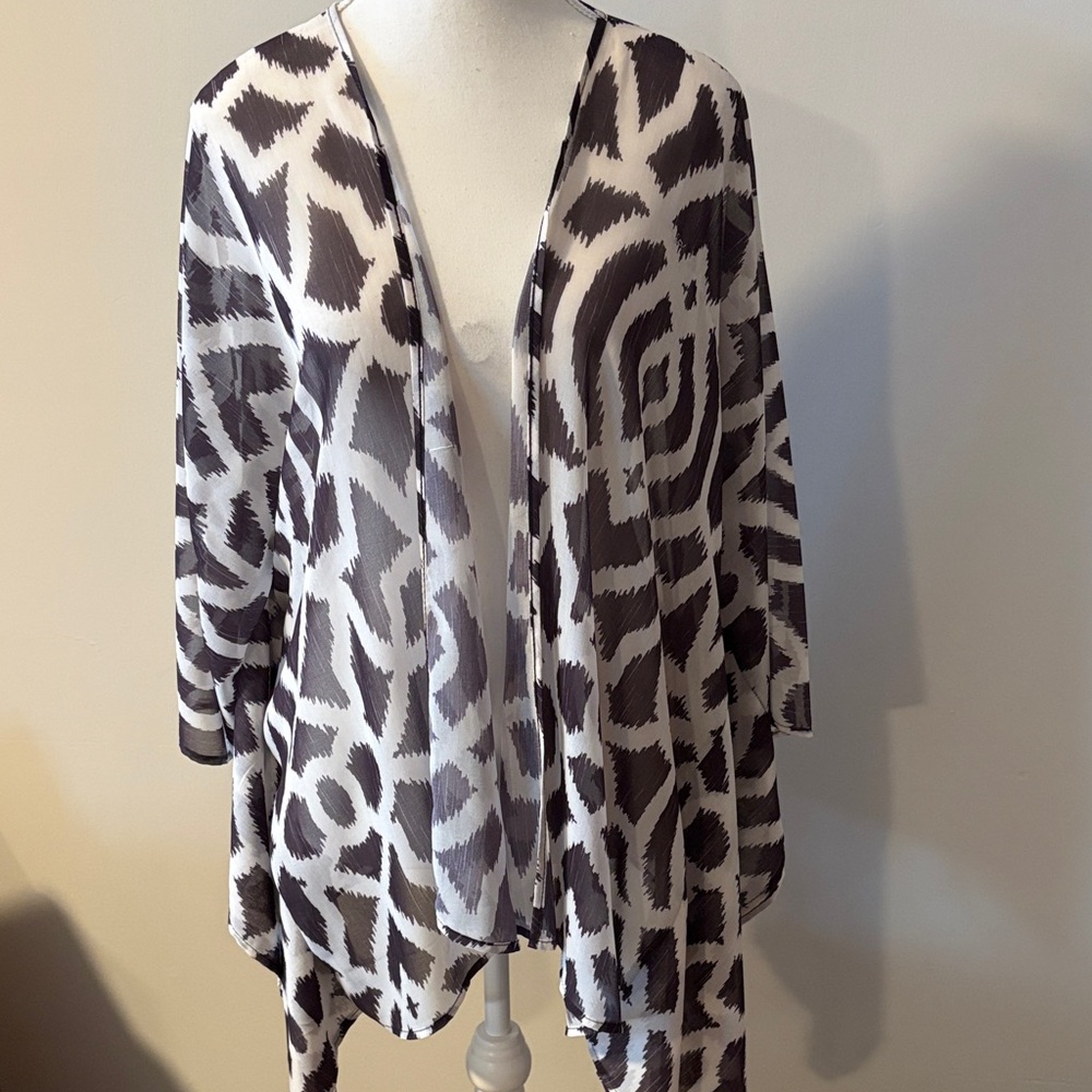 Sweet Pea by Stacy Frati Black and White Patterned Kimono Cardigan. One Size